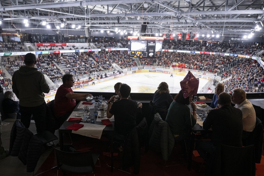 Die Fans beim Abendessen in der VIP-Zone freuen sich ueber die Saisoneroeffnung im Spiel der Eishockey National League zwischen EHC Biel-Bienne, EHCB, und ZSC Lions, ZSC, vom Dienstag, 17. September 2 ...