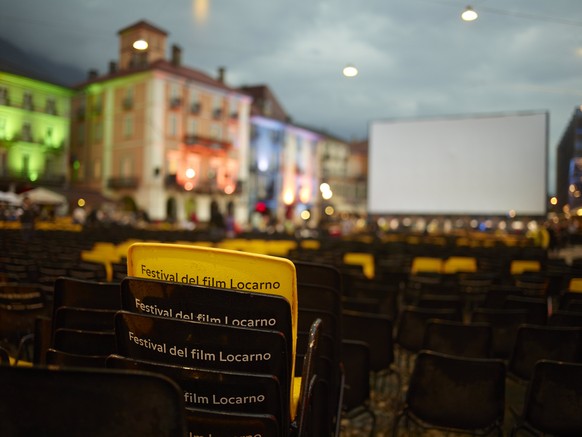 ZUR 70. AUSGABE DES LOCARNO FILMFESTIVAL AM MITTWOCH, 2. AUGUST 2017, STELLEN WIR IHNEN FOLGENDES BILDMATERIAL ZUR VERFUEGUNG - Spectators at the Locarno Film Festival 2011 seated on the Piazza Grande ...