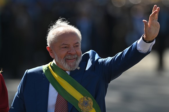 epa10846527 Brazilian President Luiz Inacio Lula da Silva waves during the Independence Day parade at the Esplanade of the Ministries in Brasilia, Brazil, 07 September 2023. EPA/Andre Borges