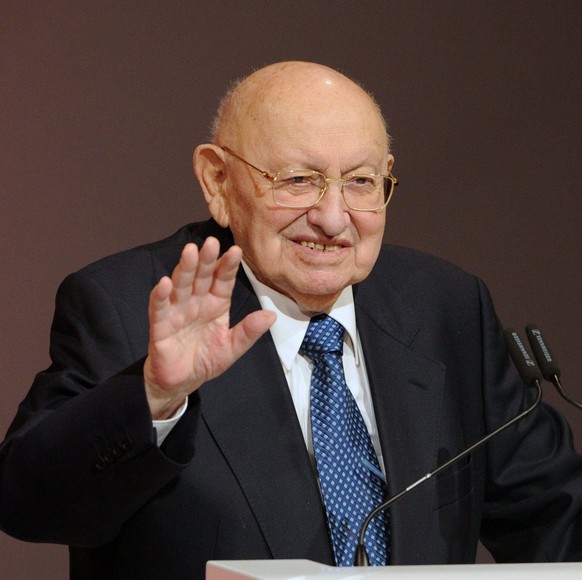 Marcel Reich-Ranicki epa03080120 Literature critic Marcel Reich-Ranicki thanks to the audience during a ceremony in which he was awarded the 'Berliner Zeitung newspaper Cultural Prize' for his lifetime achievements in Berlin, Germany, 26 January 2012. German and international personalities are honored with a Bronze Bear for their contribution to the cultural and artistic diversity in Berlin. EPA/SOEREN STACHE