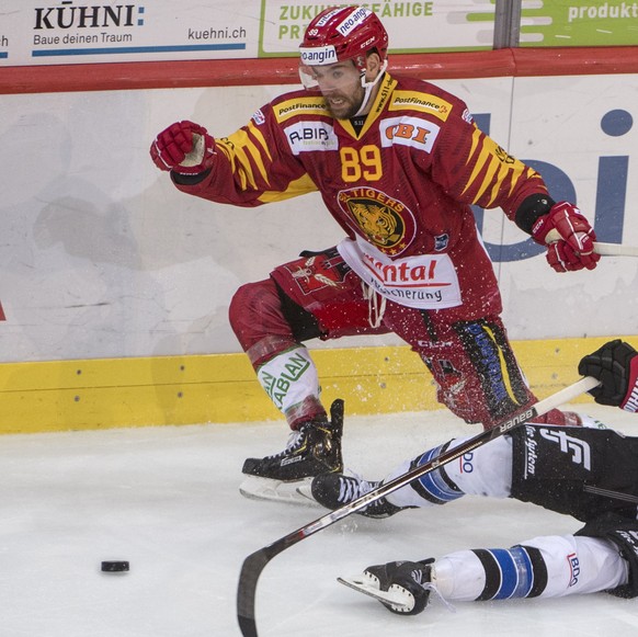 Tigers Chris DiDomenico, links, kaempft um den Puck, gegen Fribourgs Killian Mottet, rechts, waehrend dem Meisterschaftsspiel der National League zwischen den SCL Tigers und dem HC Fribourg-Gotteron,  ...