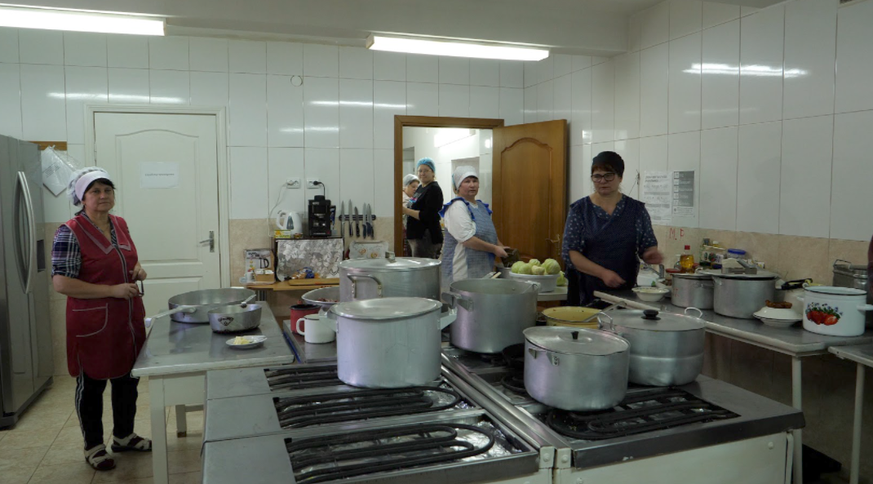 Freiwillige kochen hier Hunderte Mahlzeiten pro Tag.