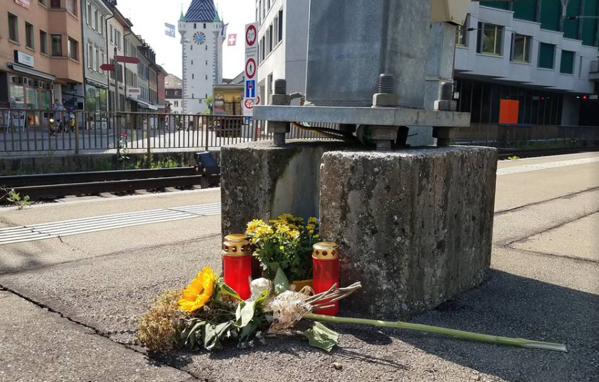 Blumen erinnern am Badener Bahnhof an den tödlichen Unfall. 