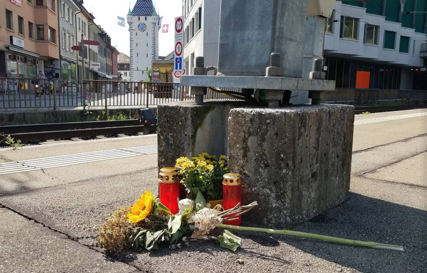 Blumen erinnern am Badener Bahnhof an den tödlichen Unfall.