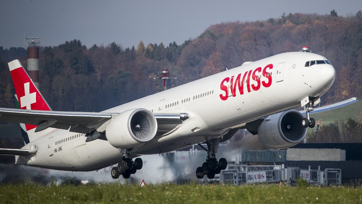 ARCHIV - SWISS-PILOTEN LEHNEN AUFGEBESSERTES GAV-ANGEBOT AB. ES DROHNT NUN EIN STREIK - Eine Boeing 777-300 von Swiss Airlines startet auf der Piste 16 am Flughafen Zuerich, am Dienstag, den 14. Novem ...