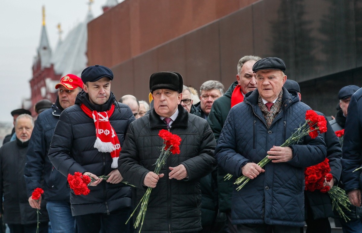 epa11199714 Head of the Russian Communist Party Gennady Zyuganov (R) and Presidential candidate of the Russian Communist Party, Nikolai Kharitonov (C) attend a wreath-laying ceremony at Joseph Stalin& ...