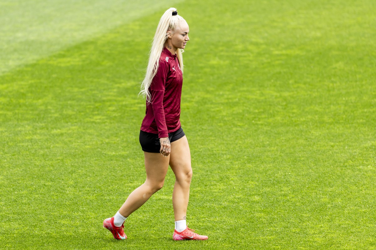 Switzerland's Forward Alisha Lehmann arrives on pitch for a training session of the national team of Switzerland one day before the UEFA Women's Nations League group A2 football match agains ...