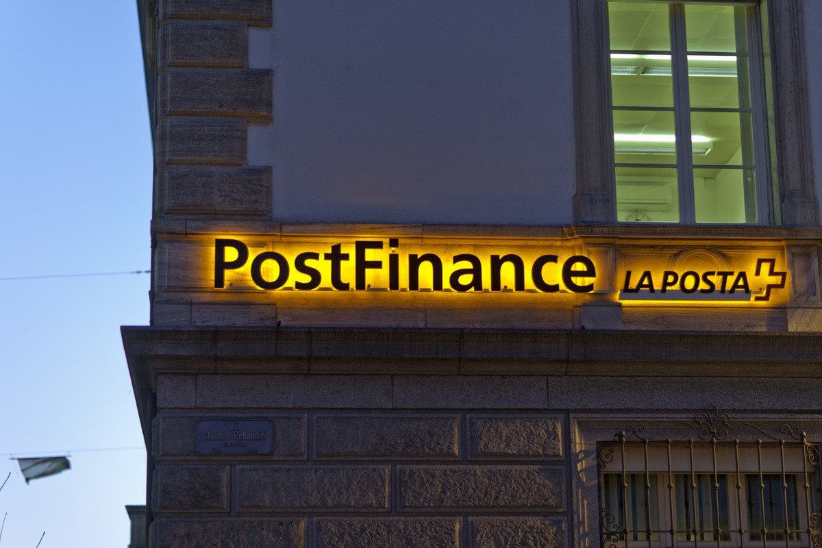 [Editor's Note: Logo veraltet] Das Logo der Postfinance an einem Gebaeude in Bellinzona, aufgenommen am 6. Februar 2012. (KEYSTONE/Gaetan Bally)