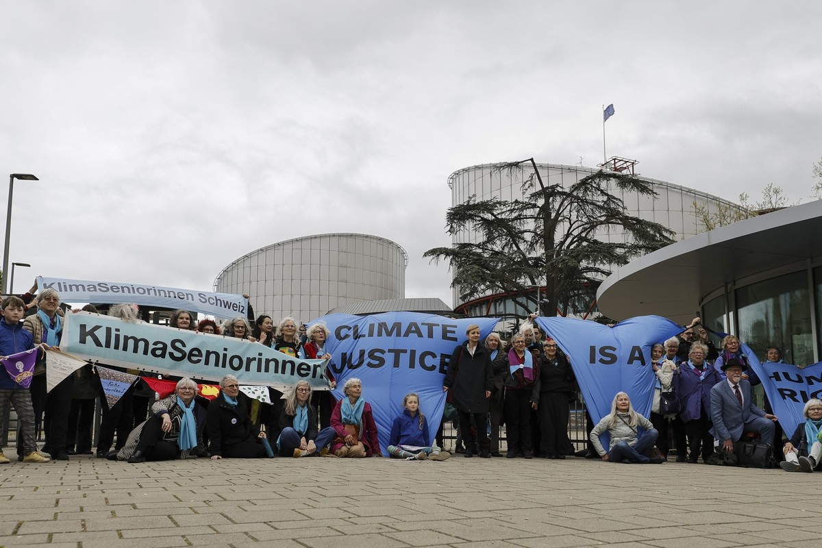 epa11266969 Activists of Climate Seniors from Switzerland pose with protest banners in front of the European Court of Human Rights (ECHR), before the judgement in a case against different European cou ...