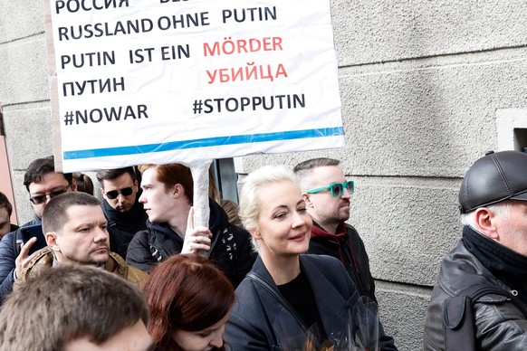 17.03.2024, Berlin: Julia Nawalnaja (M), Witwe von Alexey Nawalny, steht in einer Warteschlange vor der russischen Botschaft. An Protesten gegen den russischen Pr�sidenten Putin nahe der Botschaft sei ...