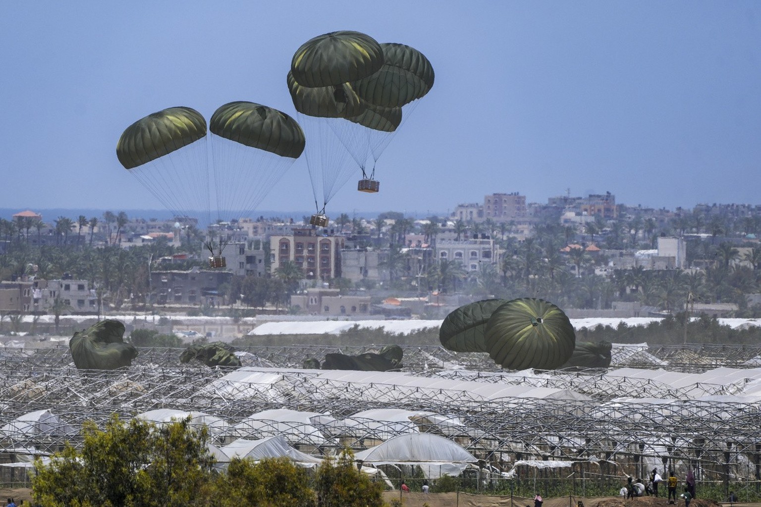 An aircraft airdrops humanitarian aid over Khan Younis, Gaza Strip, Thursday, May 30, 2024. (AP Photo/Abdel Kareem Hana)