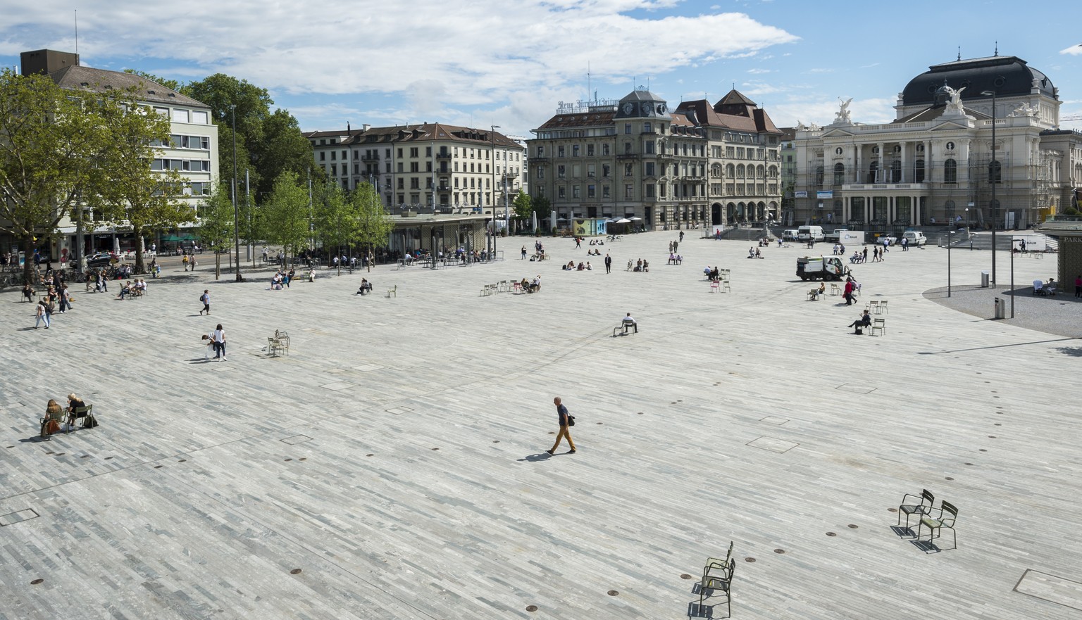 Passanten auf dem Sechselaeutenplatz vor der Medienorientierung des Initiativkomitees &quot;300 Tage freier Sechselaeutenplatz&quot; auf dem Sechselaeutenplatz vor der Oper in Zuerich, am Montag, 24.  ...