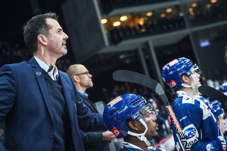 Zuerichs Sportchef Sven Leuenberger, links, und Trainer Hans Kossmann, hinten Mitte, im Eishockey Meisterschaftsspiel der National League zwischen den ZSC Lions und dem Lausanne HC, am Freitag, 2.Febr ...