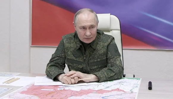 Wladimir Putin im Tarnanzug: Der Kreml-Chef gab bei einem Besuch in Kursk durch seine Kleiderwahl ein Statement ab.
