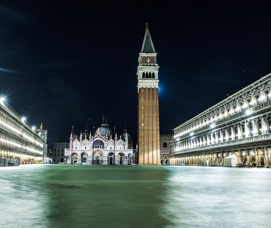 Venedig steht nach heftigen Gewittern unter Wasser.