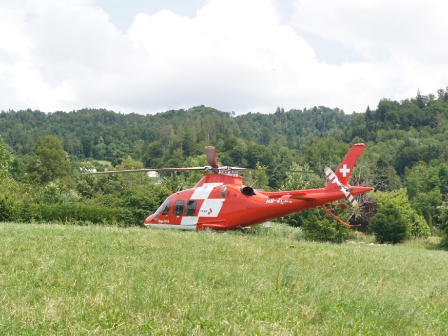 Schwer verletzt ins Spital geflogen: Ein 30-Jähriger ist mit seinem Gleitschirm im Kanton Zug abgestürzt.