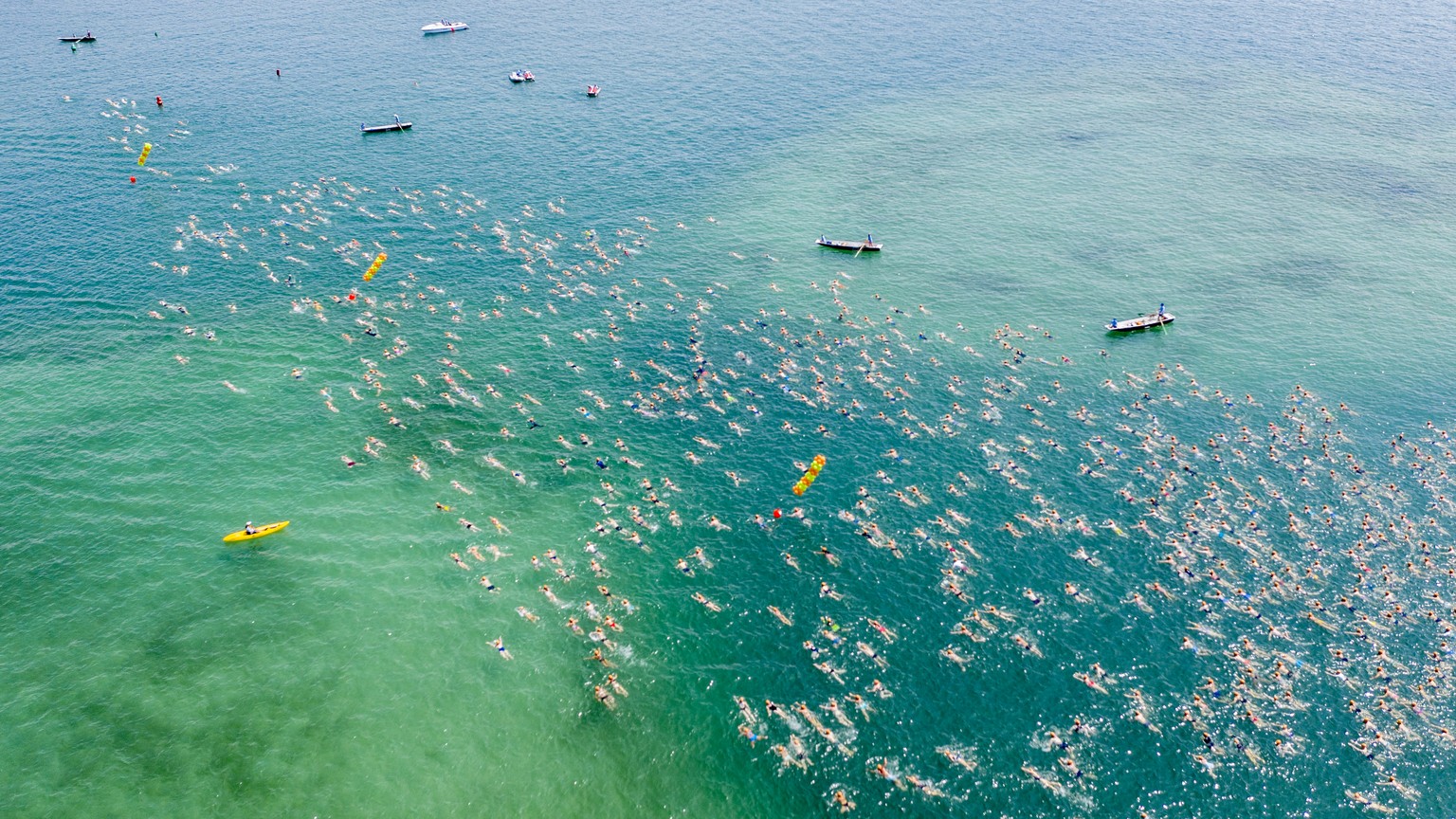 Teilnehmerinnen und Teilnehmer der Zuercher Seeueberquerung stuerzen sich bei hochsommerlichen Temperaturen in das erfrischende Wasser des Zuerichsees, aufgenommen am Mittwoch, 3. Juli 2019 in Zuerich ...