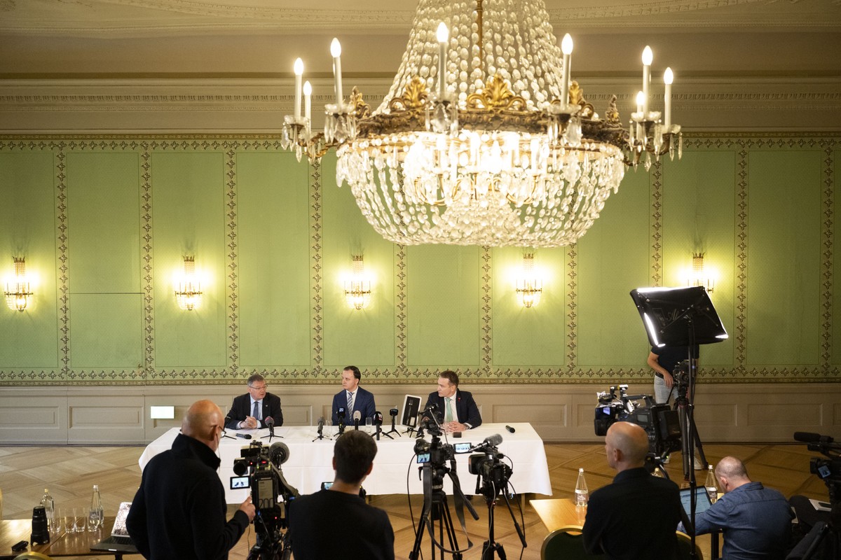 Staatsrat und Bundesratskandidat Franz Ruppen, SVP-VS, links, spricht neben Romano Amacker, Praesident SVP Oberwallis, Mitte, und Nationalrat und Bundesratskandidat Michael Graber, SVP-VS, rechts, bei ...