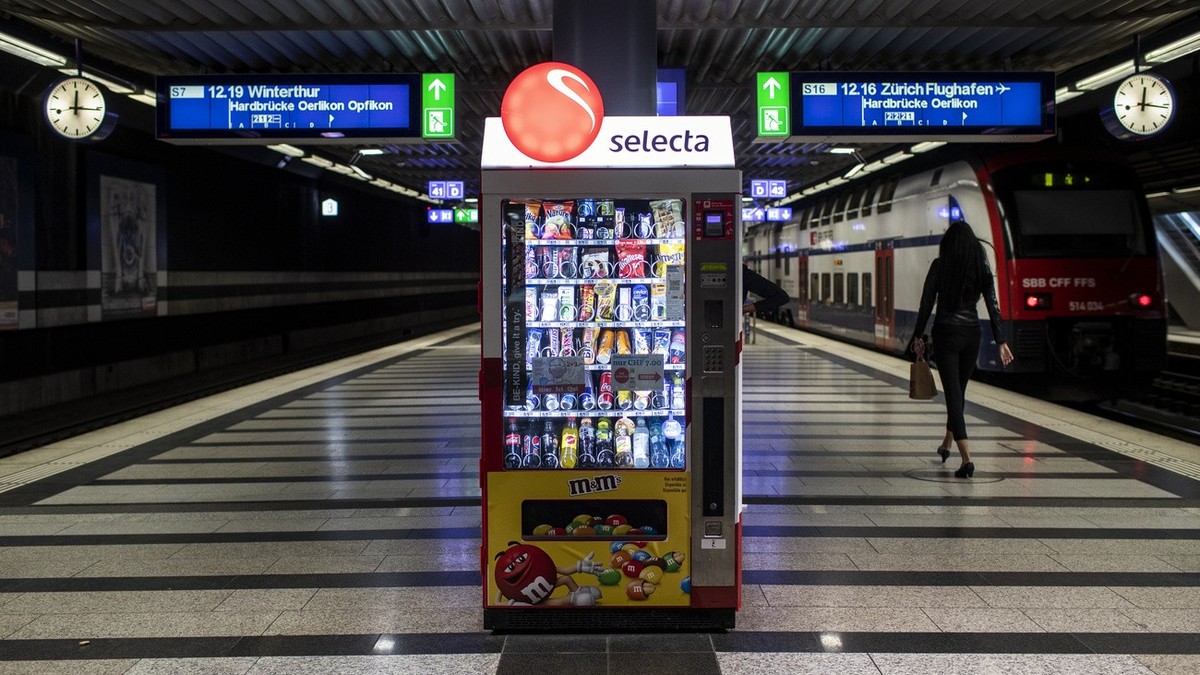 Ein Selecta-Automat im Hauptbahnhof Zuerich verkauft Schutzmasken und Desinfektionsmittel, aufgenommen am Montag, 11. Mai 2020. (KEYSTONE/Alexandra Wey)