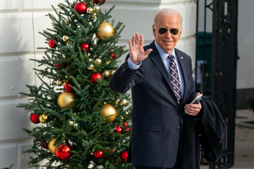 epa11012006 US President Joe Biden waves to the news media as he walks to board Marine One on the South Lawn of the White House in Washington, DC, USA, 05 December 2023. President Biden is traveling t ...