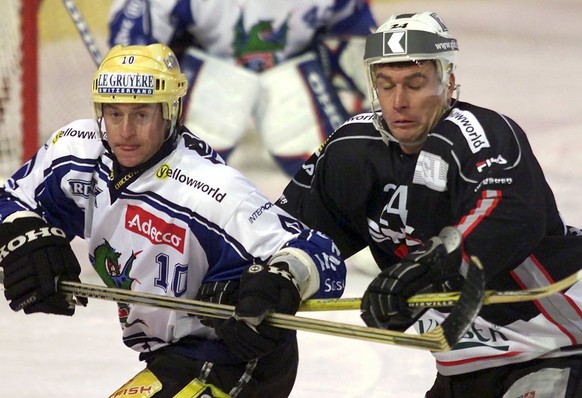 Stockgefecht zwischen dem Fribourger Mario Rottaris, links, und dem Churer Oliver Roth, rechts, im Eishockey Meisterschaftsspiel der Nationalliga A zwischen Chur und Fribourg am Mittwoch, 2 Januar 200 ...