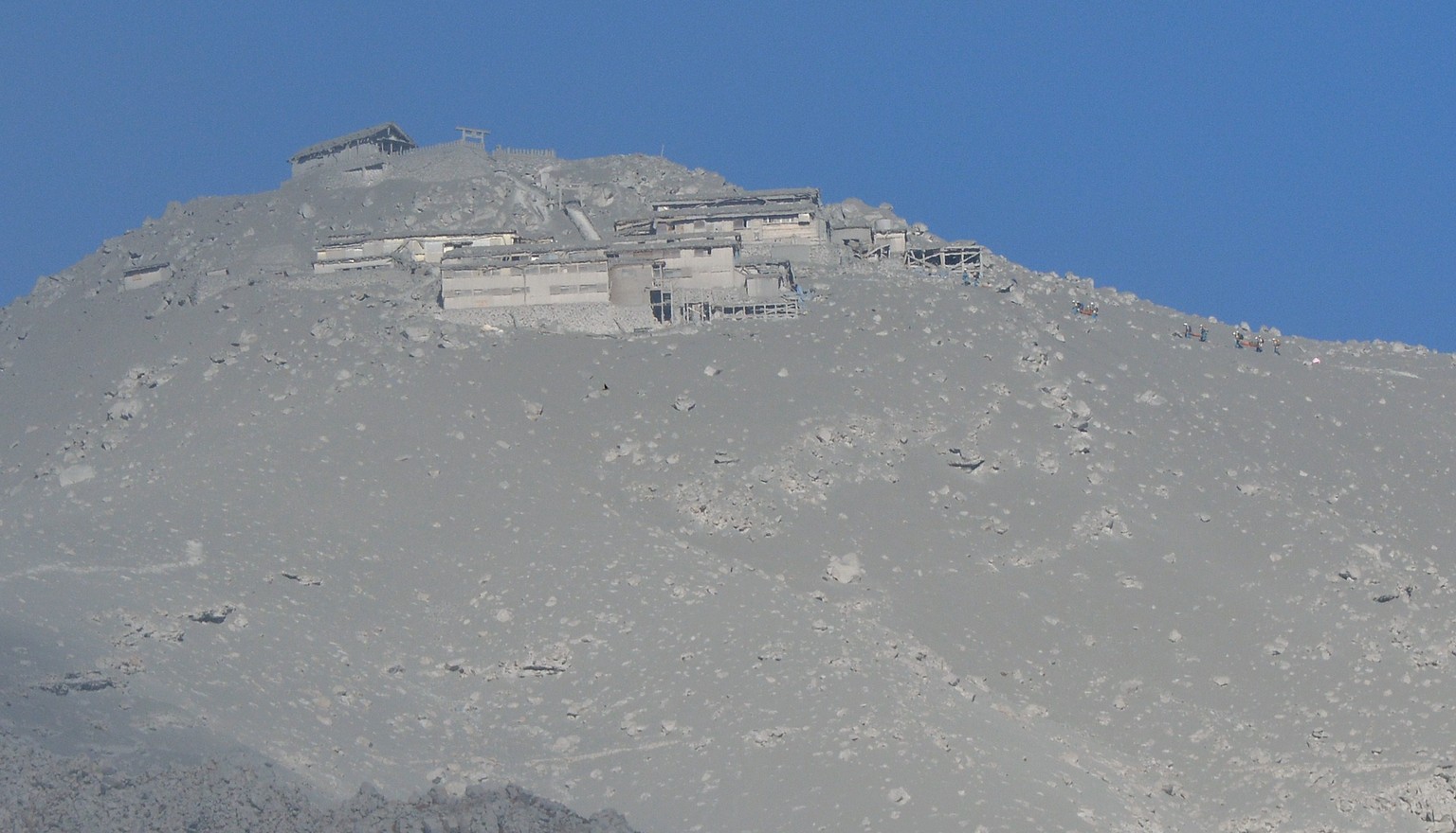 Die Aschewolke begräbt alles unter sich und verwandelt den Berg in eine graue Mondlandschaft. 