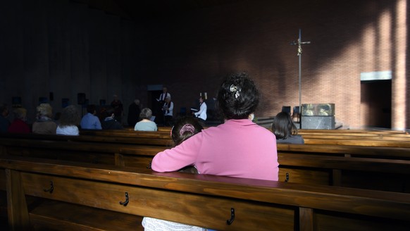 Personen hoeren die Saenger des Gospelchor Anthony Singers waehrend der Lange Nacht der Kirchen, am Freitag, 28. Mai 2021 in der Katholische Kirche Bern-West in Bern. (KEYSTONE/Anthony Anex)