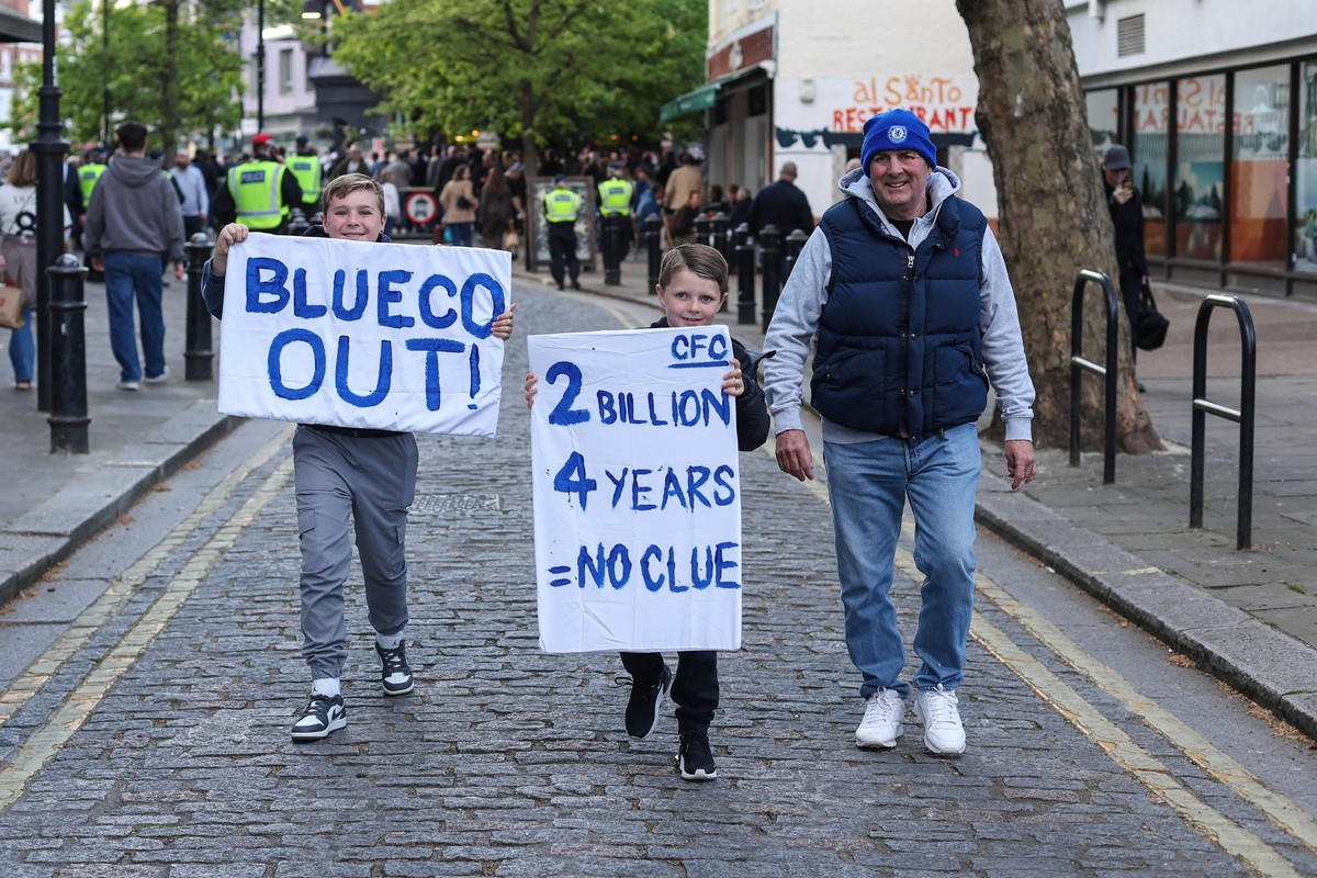 Chelsea v Man Utd 18 April 2026, London - Premier League Football - Chelsea v Manchester United, ManU - Chelsea fans protest their owner Blue-Co - Photo: Charlotte Wilson / Offside. London UK *** Chel ...