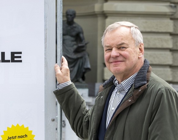 Der Gastro-Unternehmer Rudi Bindella posiert vor dem BAG-Plakat mit dem aktuellen Leitspruch der Corona-Kampagne: ''Ein Herz fuer uns alle''/ ''Un Geste du Coeur pour Tou ...