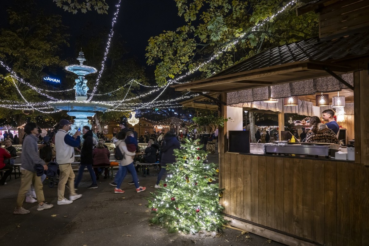 cle Jardin anglais, niche au creux de la rade, se transforme en Jardin de Noel jusqu'au 23 decembre. Plus de 60 artisans proposeront leurs objets au public. Un manege fera briller les yeux des en ...