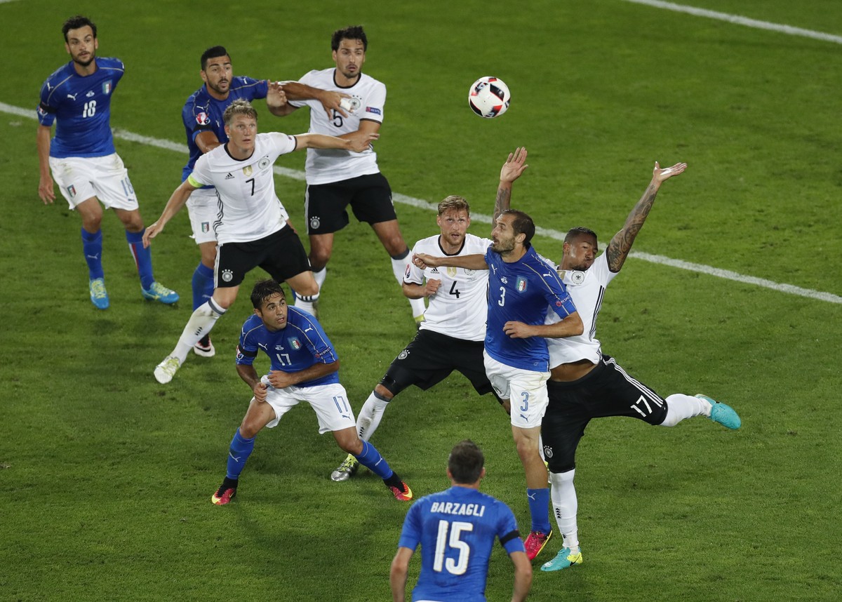 Der Einsatz von Boateng (r.) gegen Chiellini lädt förmlich dazu ein, witzige Collagen zu erstellen.