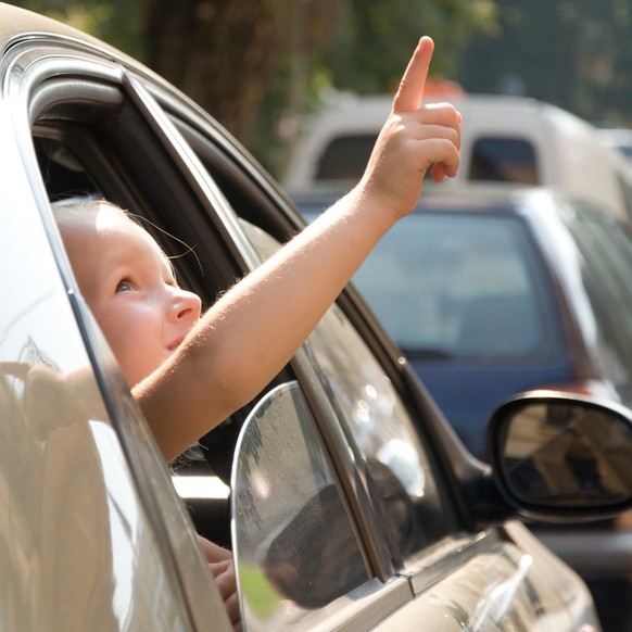 Mit runtergelassener Fensterscheibe durch die Gegend fahren. auto fenster