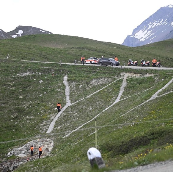 IMAGO / Panoramic International

LA PUNT, SWITZERLAND - JUNE 15 : Illustration pictureshow policemen and rescue workers at the place where Mader Gino (CHE) of Bahrain - Victorious and Sheffield Magnus ...