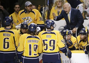 Barry Trotz hält seinen Spielern eine Standpauke.