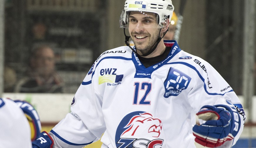 Die Zuercher Patrik Baertschi, links, und Torschuetze Luca Cunti, rechts, feiern einen Treffer beim Eishockey Meisterschaftsspiel der National League A zwischen dem EHC Biel-Bienne und den ZSC Lions a ...