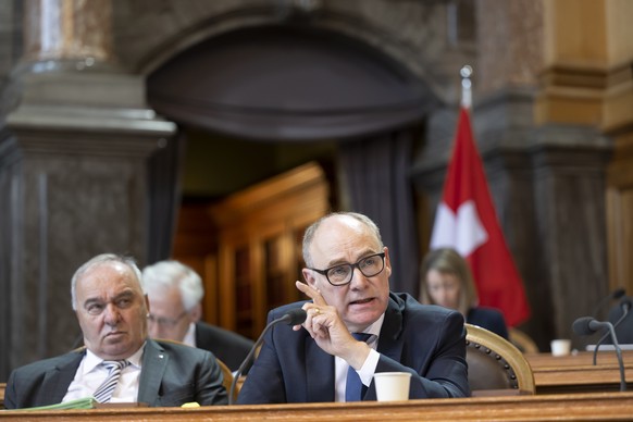 Hansjoerg Knecht, SVP-AG, rechts, spricht neben Alex Kuprecht, SVP-SZ, links, waehrend der Sommersession der Eidgenoessischen Raete, am Mittwoch, 7. Juni 2023 im Staenderat in Bern. (KEYSTONE/Anthony  ...