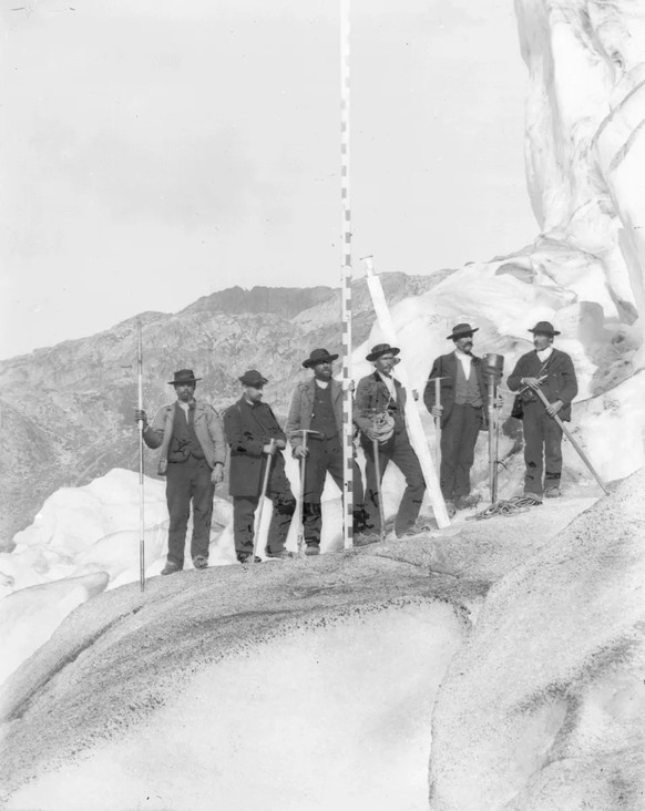 Eine Vermessungsequipe am Rhonegletscher, 1899.
https://ba.e-pics.ethz.ch/#main-search-mode=and&amp;categories-node=b39af0ee-4a11-470f-8558-c16ab0c98830&amp;date-f5bj1sq77q-eth_date_range=1880-01-01%2 ...