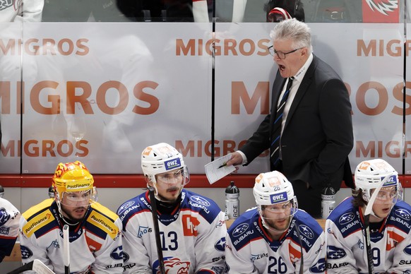 L&#039;entraineur Marc Crawford (ZSC) parle a ses joueurs, lors du 6eme match de la finale de play-off du championnat suisse de hockey sur glace de National League entre Lausanne HC, LHC, et ZSC Lions ...