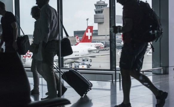 Fluggäste am Flughafen Zürich-Kloten.&nbsp;