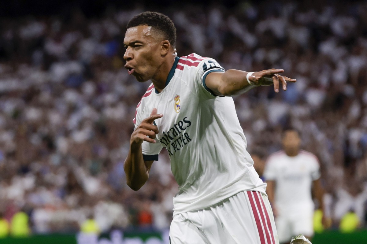 epa13223477 Real Madrid's Kylian Mbappe celebrates after scoring the 1-0 goal during the UEFA Champions League soccer match between Real Madrid and Inter Milan in Madrid, Spain, 08 September 2026 ...