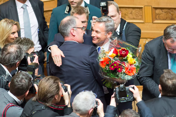 Ein strahlender SVP-Fraktionschef Adrian Amstutz überreicht Guy Parmelin nach seiner Wahl in den Bundesrat einen Blumenstrauss.