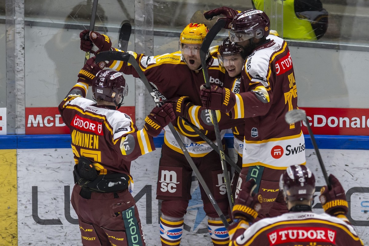 Les joueurs genevois laissent eclater leur joie, lors de l'Acte 7 des quarts de finale des play-offs du championnat suisse de hockey sur glace de National League entre Lausanne HC, LHC, et Geneve ...