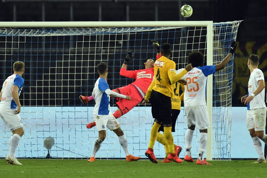 Der Berner Camara (Nr.4) scheitert am GC-Torhueter Heinz Lindner, links, beim Fussballspiel dert Super League Grasshopper Club Zuerich gegen die BSC Young Boys im Stadion Letzigrund in Zuerich am Sams ...