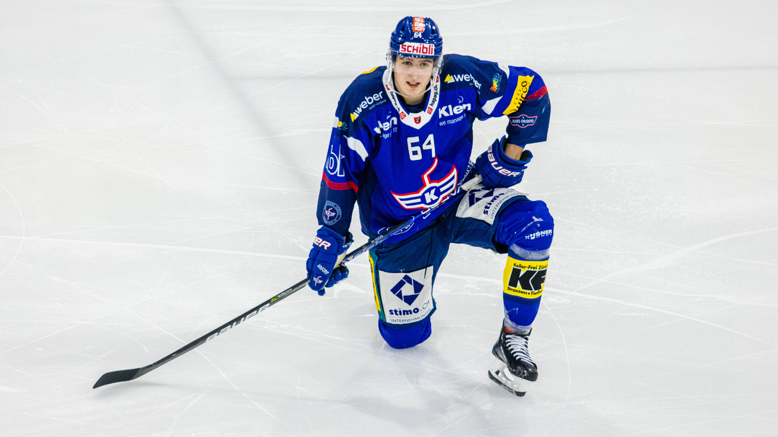 EHC Kloten Verteidiger 64 David Reinbacher während dem Spiel gegen den EV Zug in der Stimo Arena. (Kloten, Schweiz, 08.01.2023) Eishockey *** EHC Kloten defender 64 David Reinbacher during the match a ...