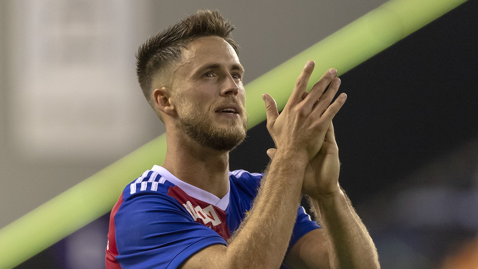 Basel&#039;s Ricky van Wolfswinkel thanks the fans after the UEFA Europa League third qualifying round first leg match between Netherland&#039;s Vitesse and Switzerland&#039;s FC Basel 1893 in the Gel ...