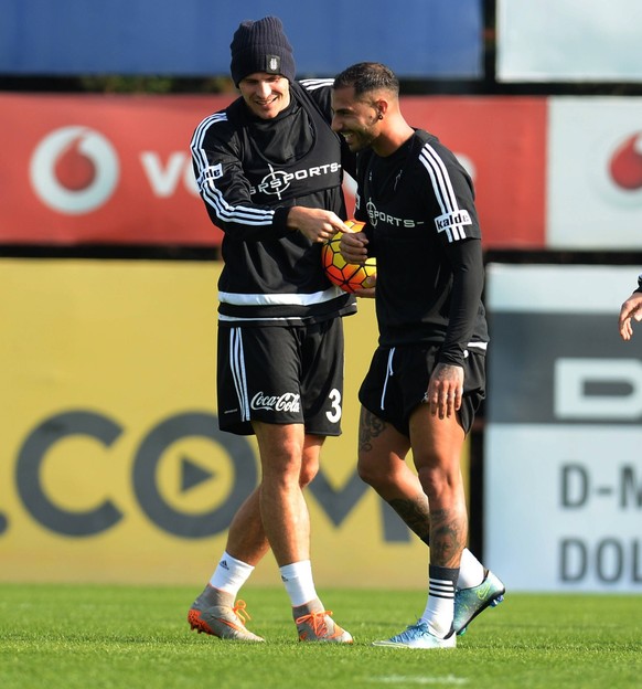 Fu�ball, Besiktas Istanbul, Training Besiktas FC continues to their trainings for the upcoming match on November 19, 2015. Pictured: Mario Gomez 33 and Ricardo Quaresma PUBLICATIONxNOTxINxTUR

Footb ...