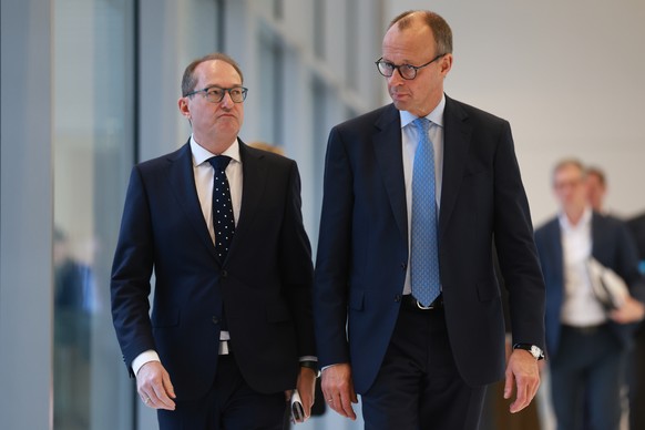 epa11716424 Chairman of the Christian Democratic Union (CDU) party and faction Friedrich Merz (R) and Christian Social Union (CSU) regional group chairman in the German parliament Bundestag Alexander  ...