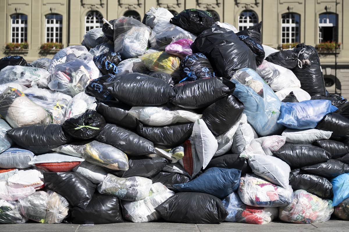 KEYPIX - Einem Berg von Kleidersaecken fotografiert bei einer Aktion von Public Eye und weiteren Organisationen gegen Fast Fashion, am Mittwoch, 3. September 2025 vor dem Bundeshaus in Bern. Laut den  ...