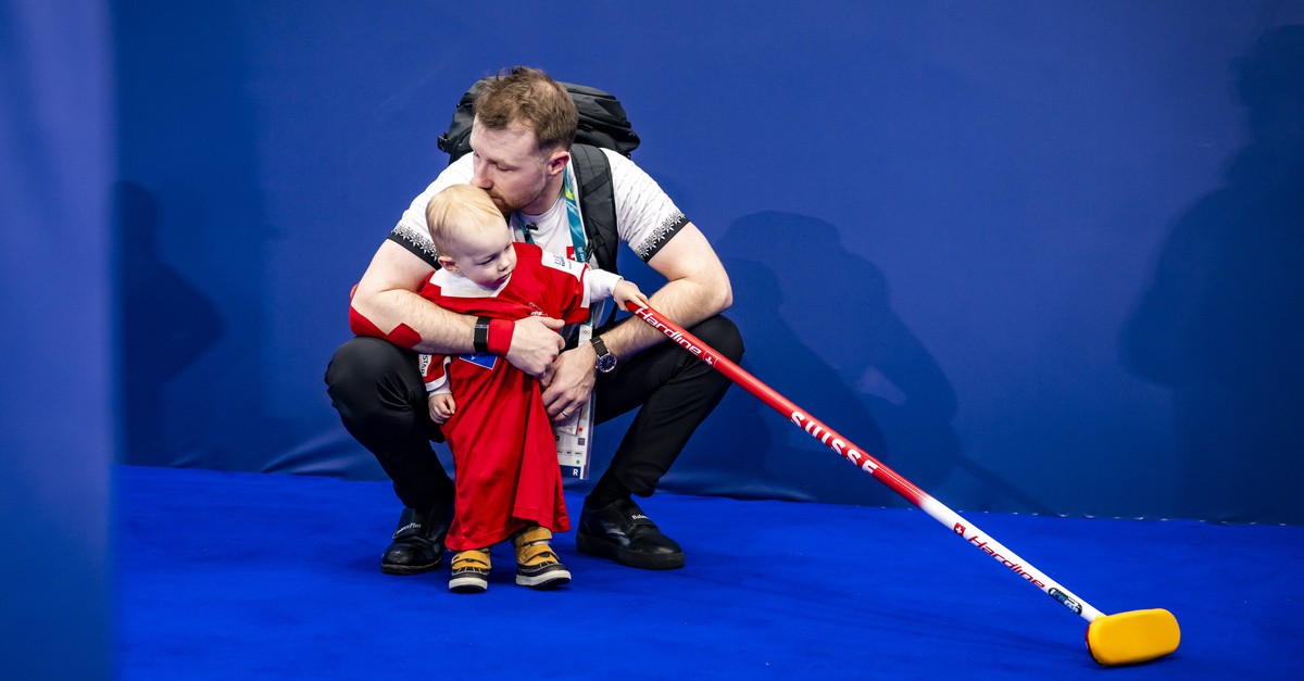 Der-Medaillentraum-ist-geplatzt-Curling-Baby-stiehlt-den-Schwallers-die-Show
