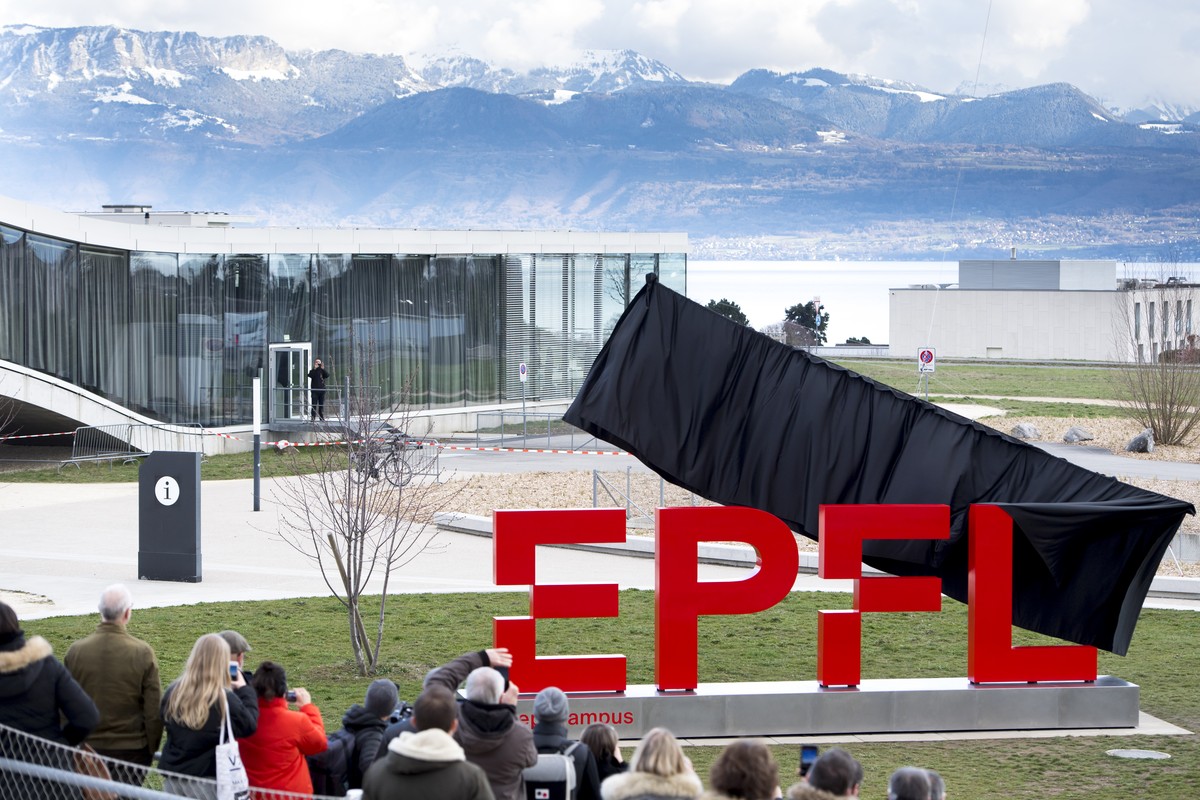 Le nouveau logo de l'EPFL est devoile par un drone devant le Rolex Learning Center lors du lancement du 50 eme anniversaire de l' Ecole Polytechnique Federale de Lausanne, EPFL, ce lundi 18  ...